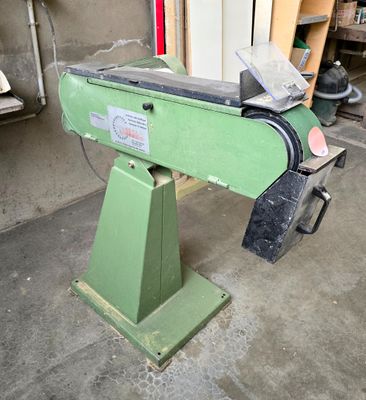 une machine posée sur une table dans un garage