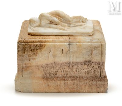 un coffret en marbre sur lequel repose la statue d'une femme