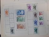 une feuille de papier sur laquelle sont collés des timbres représentant des personnes