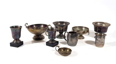 Lot de METAL ARGENTE comprenant: une petite verseuse H.