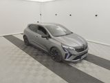 une image représentant une voiture grise dans une pièce blanche