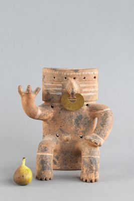 figurine représentant un éléphant avec une poire posée sur une table