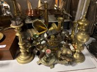 Pièces de formes en laiton, deux balances, bougeoirs, pied d… (photo 6)