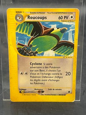 la carte se trouve dans un étui en plastique transparent posé sur la table