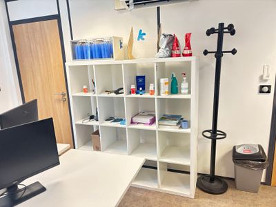 un bureau équipé d'un ordinateur et d'un écran, dans une pièce