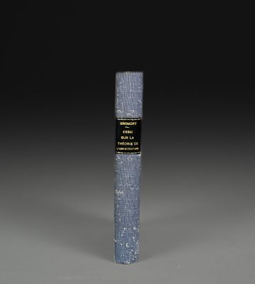un gros plan sur un livre bleu sur lequel est collée une étiquette noire