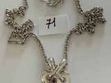 collier en argent massif orné d'un cœur et d'une croix, monté sur une chaîne avec une plaque portant un prénom