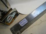 un autocollant au dos d'un skateboard posé par terre