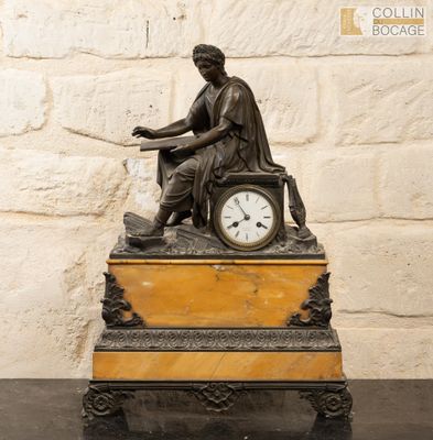 une statue représentant une femme assise sur une horloge posée sur une table