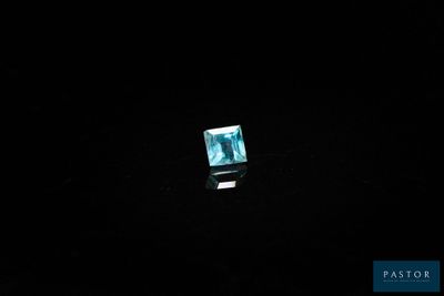 une image représentant une topaze bleue de forme carrée dans l'obscurité