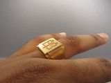 une personne portant une bague en or au doigt