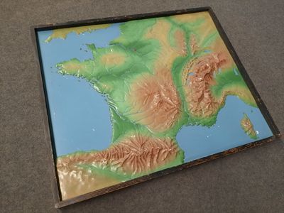 la photo d'une photo d'une carte posée par terre