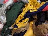 un tas de vêtements et d'ours en peluche dans une valise