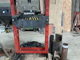 une machine rouge qui se trouve dans un garage