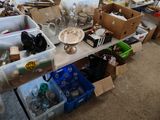 une table sur laquelle sont posés de nombreux cartons et bacs