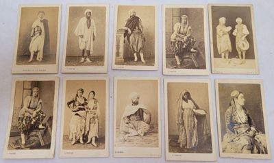 une vieille photo représentant un groupe d'hommes et de femmes vêtus de costumes traditionnels