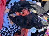une pile de vêtements posée sur le sol
