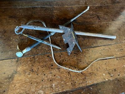 une paire de vieux outils posés par terre dans une pièce