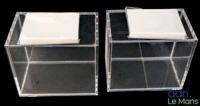 une paire de boîtes en acrylique transparent surmontées d'un carré blanc