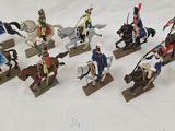 de nombreuses figurines représentant des soldats à cheval