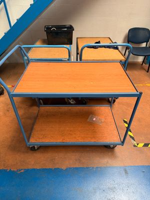 une table et des chaises dans une pièce où se trouve un escalier