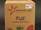 une boîte de vin posée sur une table