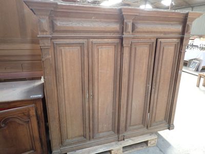 Armoire basse en chêne mouluré ouvrant par 4 portes.