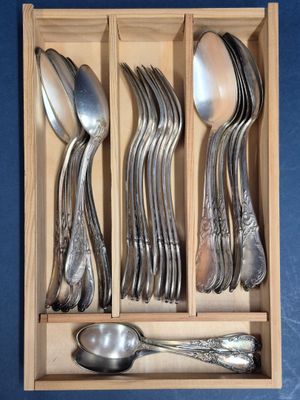 plusieurs cuillères et cuillères à soupe dans une boîte en bois