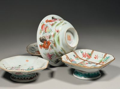 Plusieurs pièces de porcelaine chinoise sont posées sur une surface grise