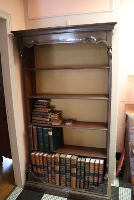 une étagère contenant de nombreux livres dans une pièce