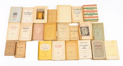 un grand nombre de livres posés sur une table