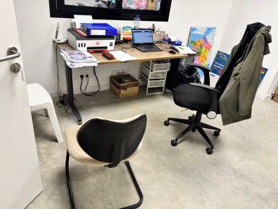 un bureau avec une chaise et un ordinateur dessus