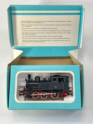une boîte contenant un petit train, posée sur une table