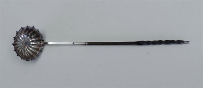 un gros plan d'une brosse métallique sur une surface blanche