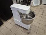 une photo d'une cuisine avec un mixeur posé par terre