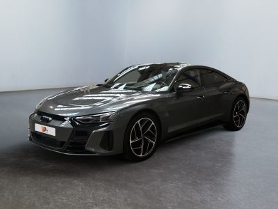 Le nouveau concept-car de sport d'Audi est exposé dans un showroom