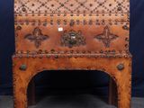 un vieux coffre en bois orné de rivets