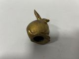 une vieille figurine en laiton sur laquelle est perché un oiseau
