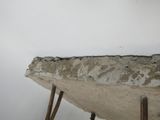 un morceau de béton posé sur une table