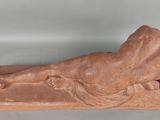 une statue représentant un homme allongé par terre