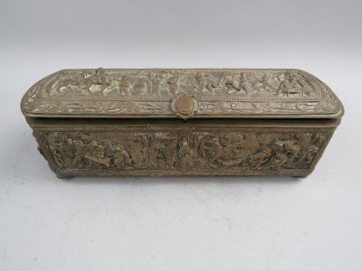 Coffret à bijoux à décor en relief de personnages (scènes de…