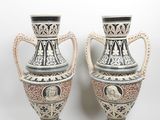 deux vases posés côte à côte sur un fond blanc