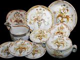 il y a toutes sortes d'assiettes et de tasses sur la table
