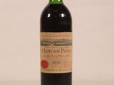 une bouteille de vin posée sur une table