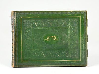 un vieux livre vert avec un cheval sur la couverture
