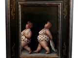tableau représentant deux bébés, dans un cadre noir à pois blancs