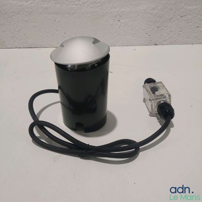 une image représentant une tasse à café en noir et blanc avec un couvercle blanc