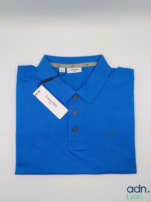 un polo bleu avec une étiquette dessus