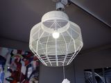 une lampe blanche suspendue au plafond dans une pièce
