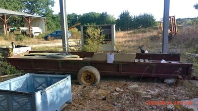 a trailer that is sitting on the ground in the dirt